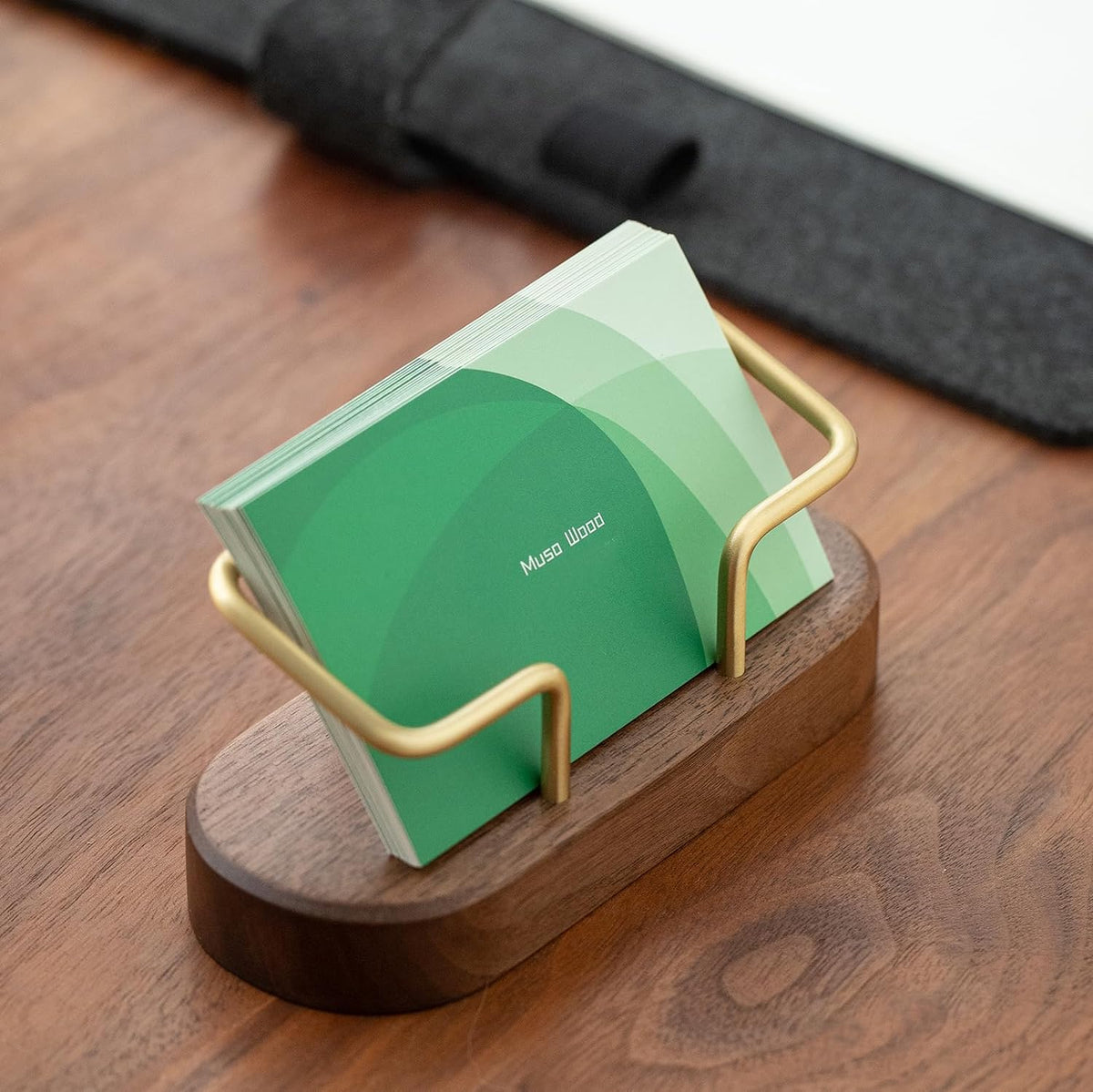 Visitenkartenhalter aus Holz für den Schreibtisch