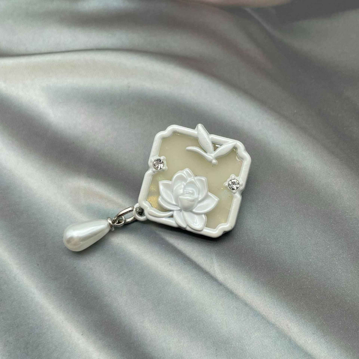 1 Inch Chinese Lotus Dragonfly Metal Sew-On Buttons 10pcs White