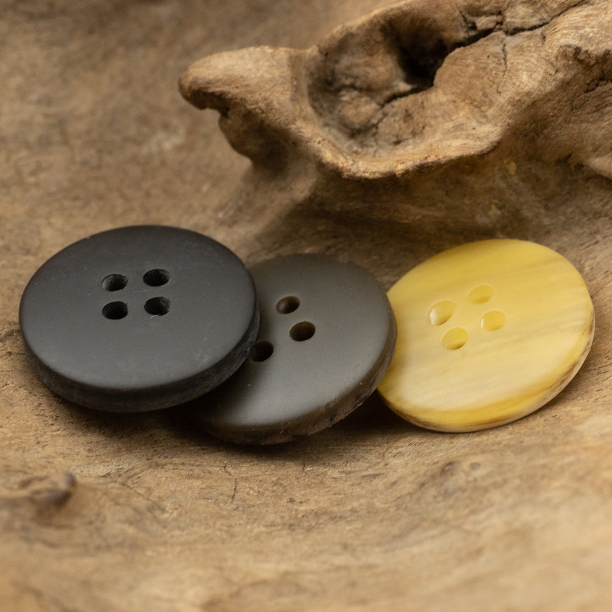 15-25mm Retro Distressed Wood Grain Round 4 Hole Resin Buttons 30 Pack