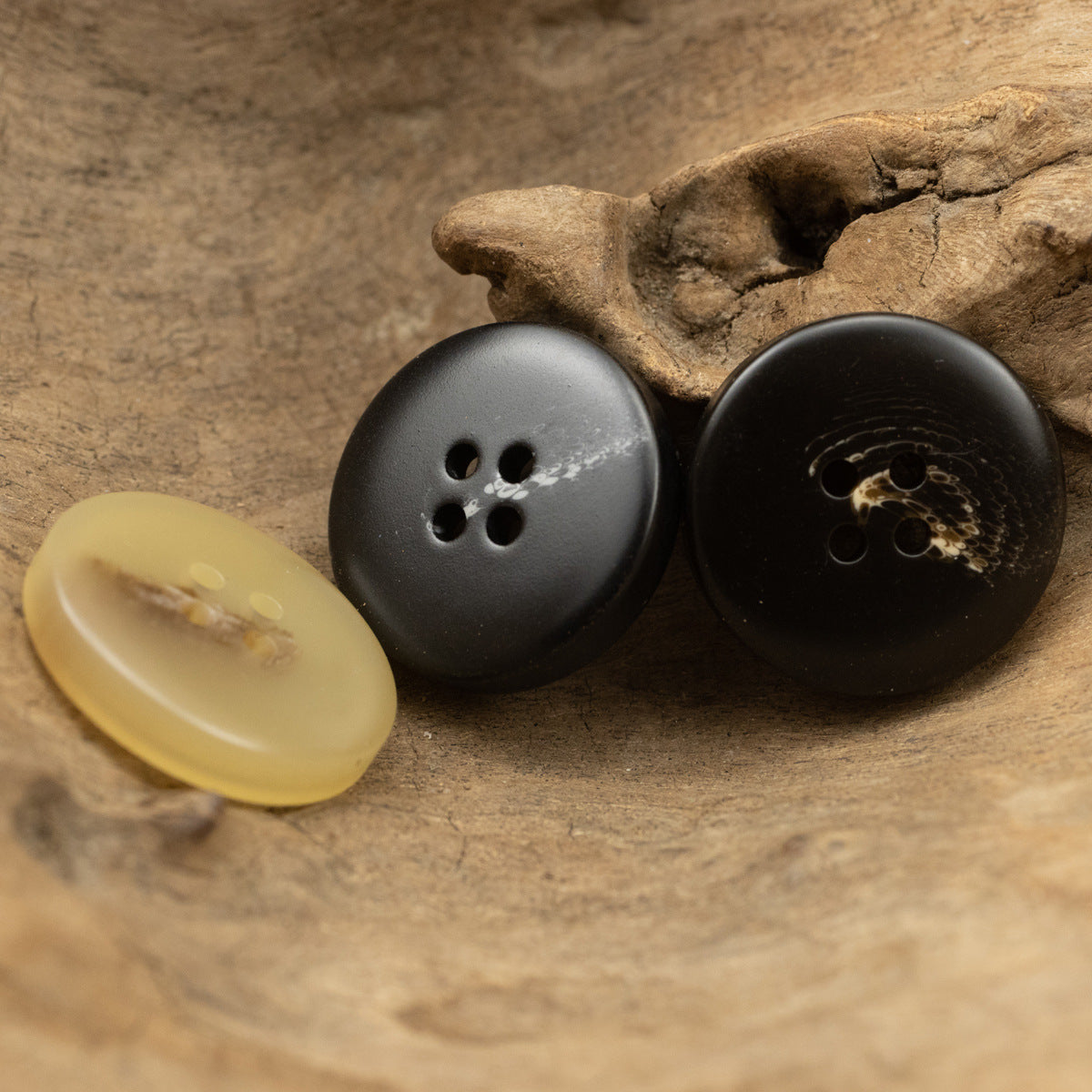 15-28mm Resin Four-Hole Buttons for Short Windbreakers 30 Pack