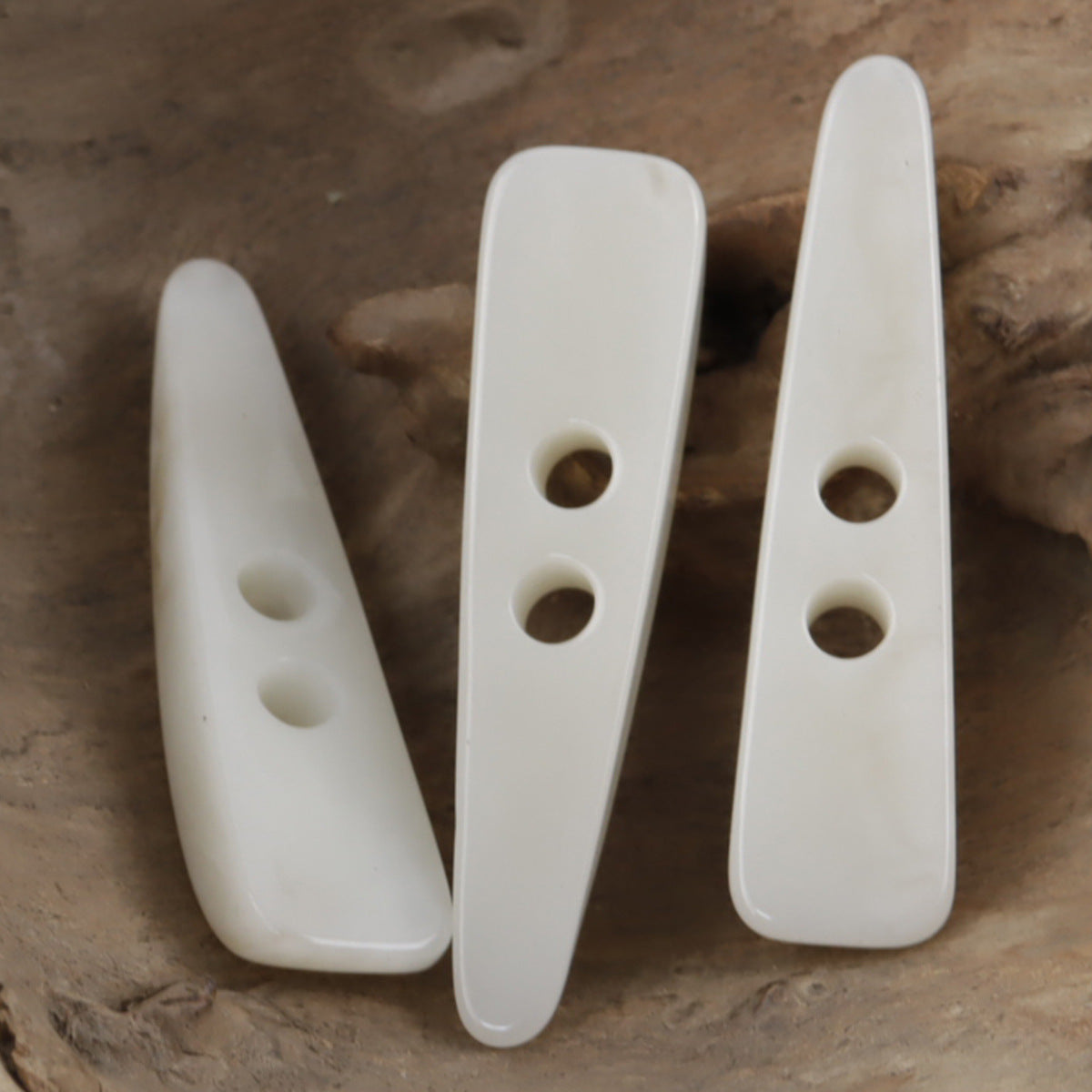 Irregular Long-Shaped White Horn Pattern Resin Toggle Buttons 10pcs