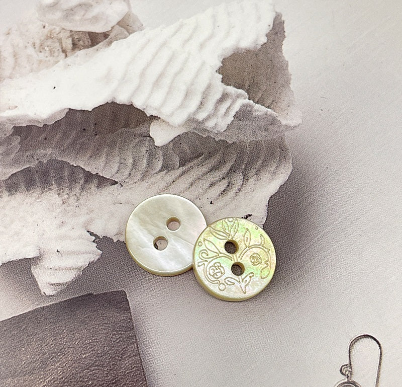 11.5mm Butterfly Tulip Pattern White Mabe Pearl Shell Buttons 40 Pack