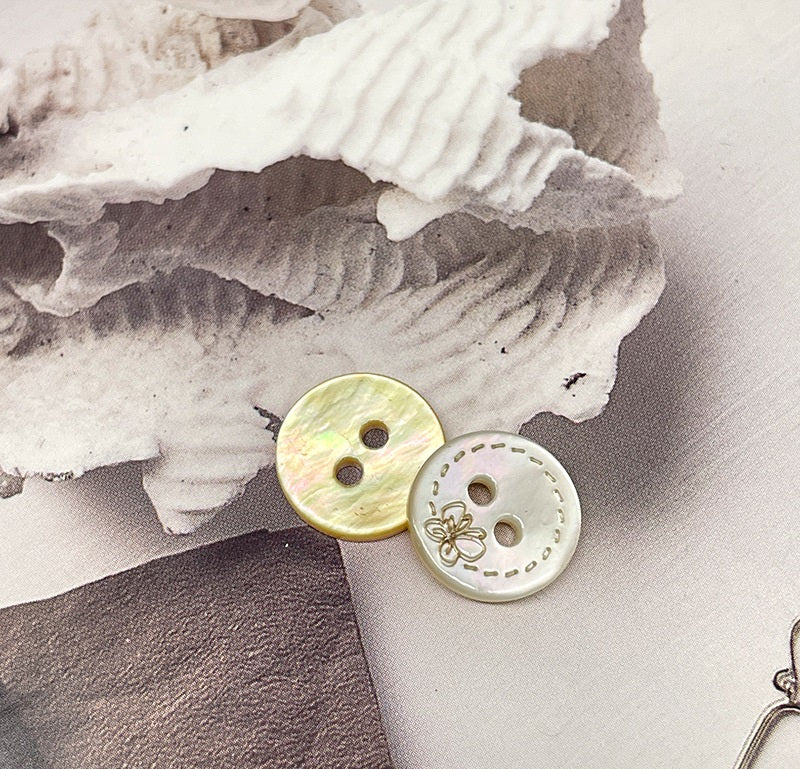 11.5mm Butterfly Tulip Pattern White Mabe Pearl Shell Buttons 40 Pack