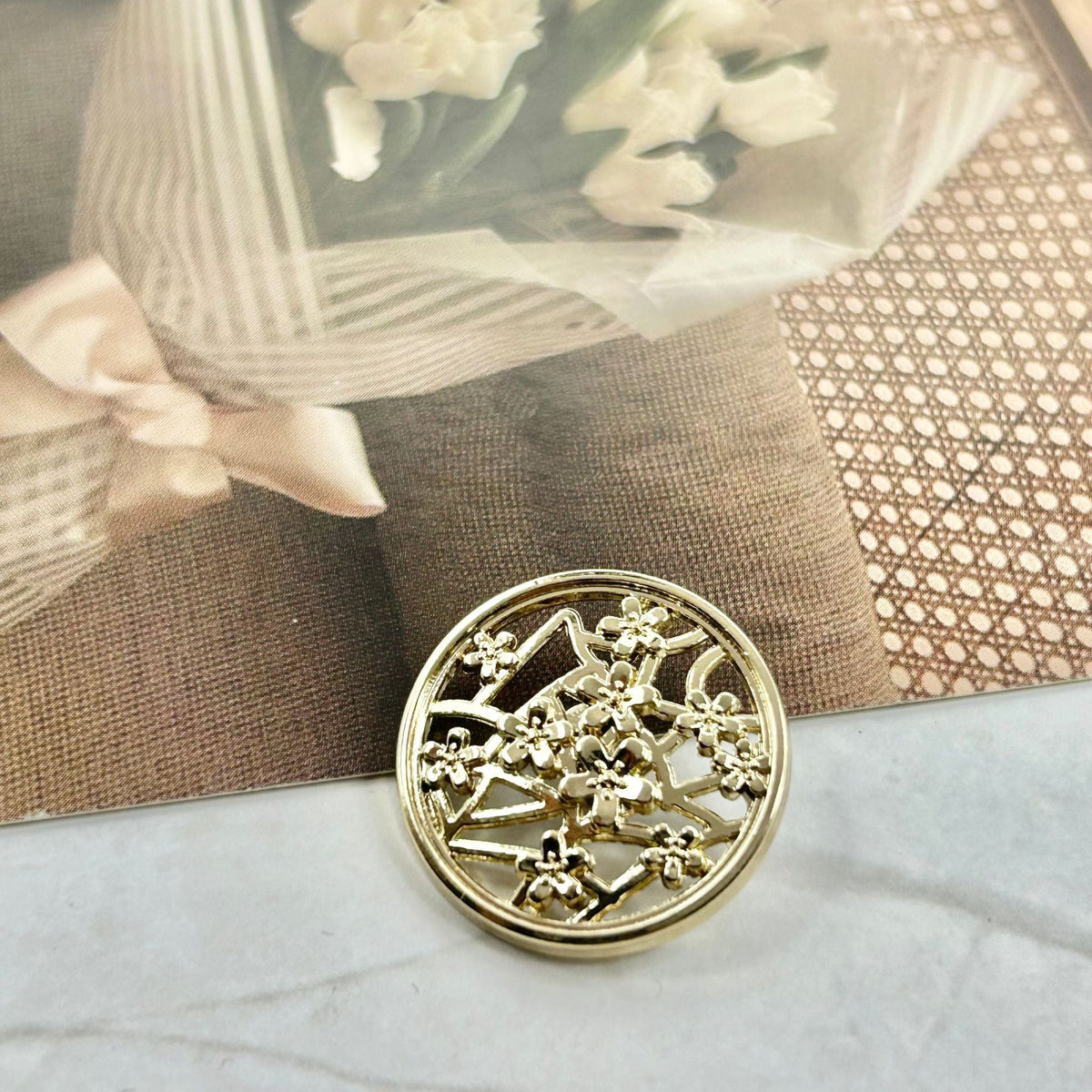 18/20/23mm Court Style Metal Hollow Shank Buttons with Plum Blossom Pattern 50pcs Gold